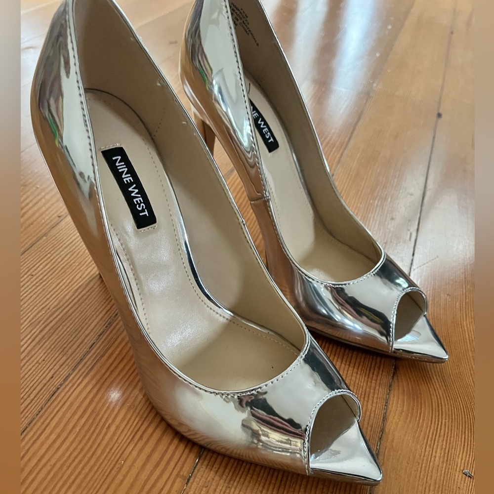 SHOWSTOPPER! Never worn Silver Nine West heels 7.5